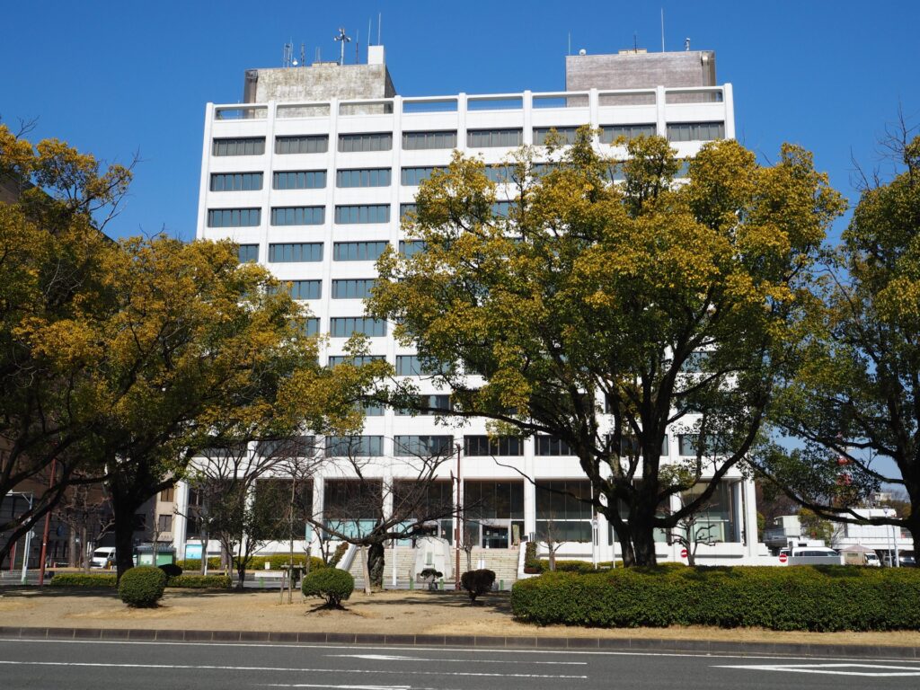 四日市市役所の外観を撮影した画像