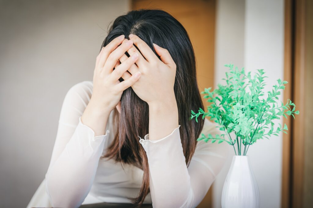 悩みを抱えている女性