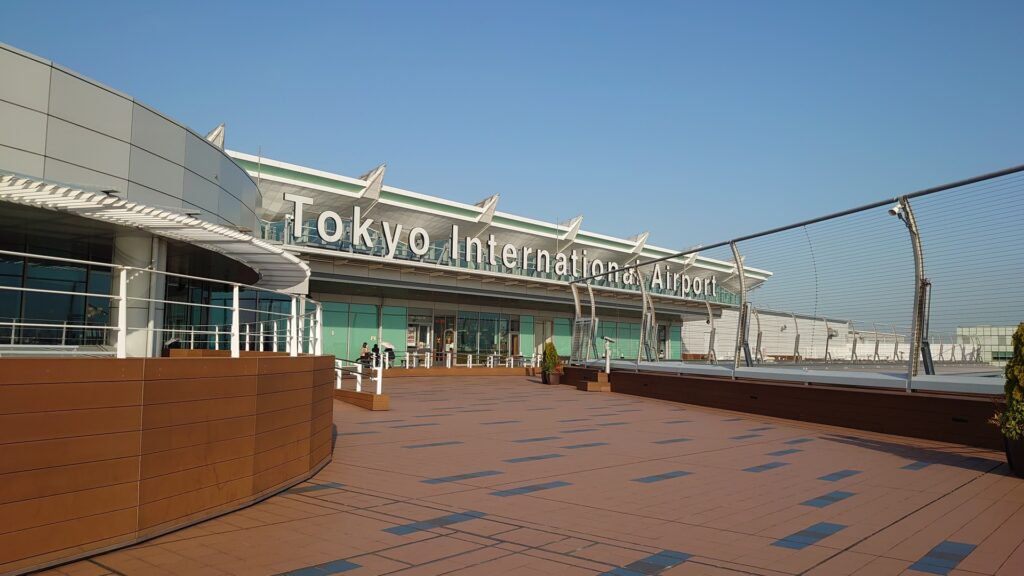 羽田空港の外観を撮影した写真
