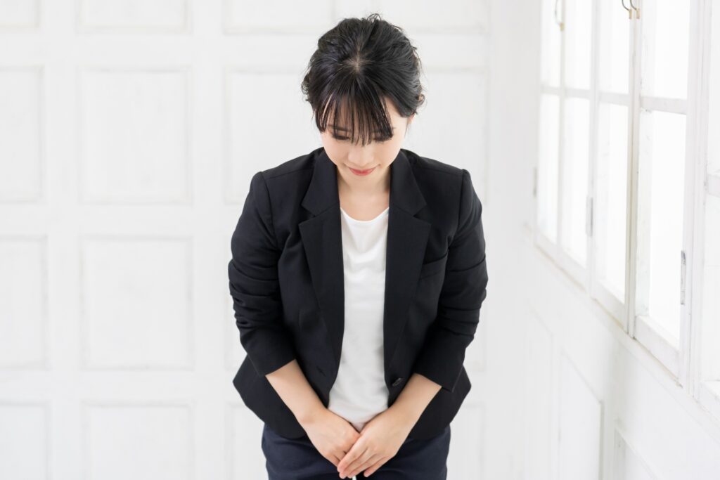 謝罪している人をイメージした写真