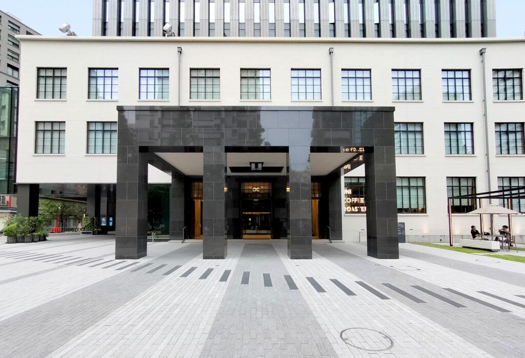 川崎市役所の外観を撮影した画像