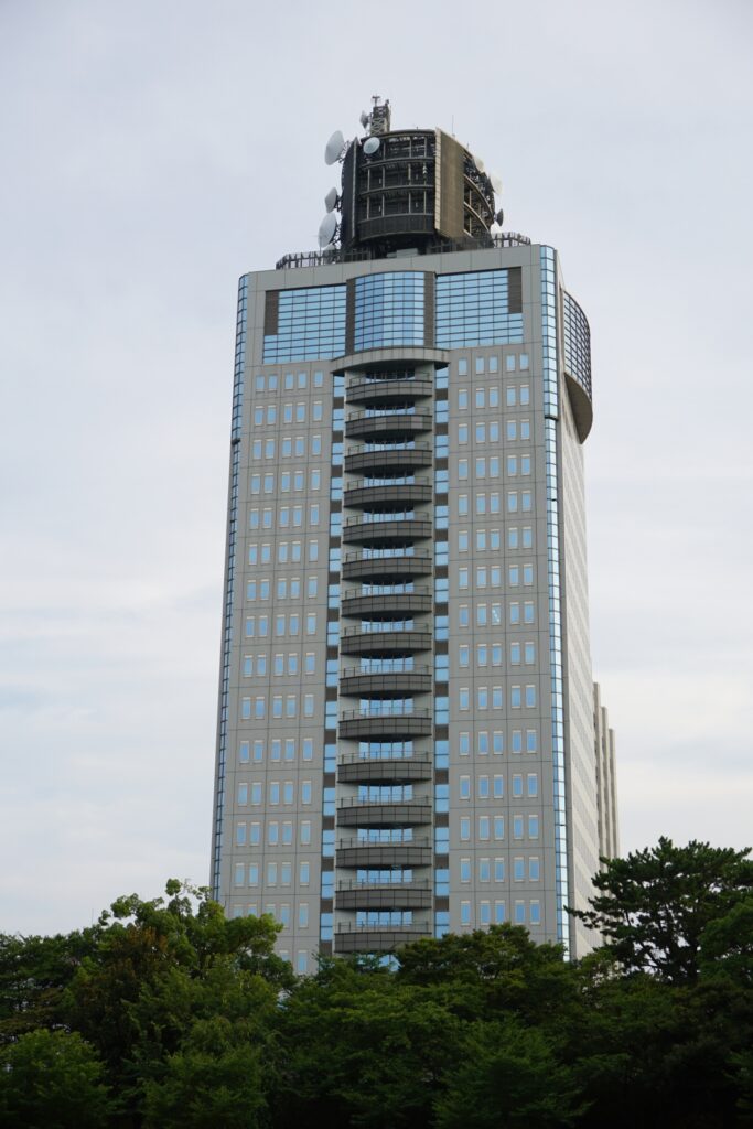 静岡県警本部の外観を撮影した画像