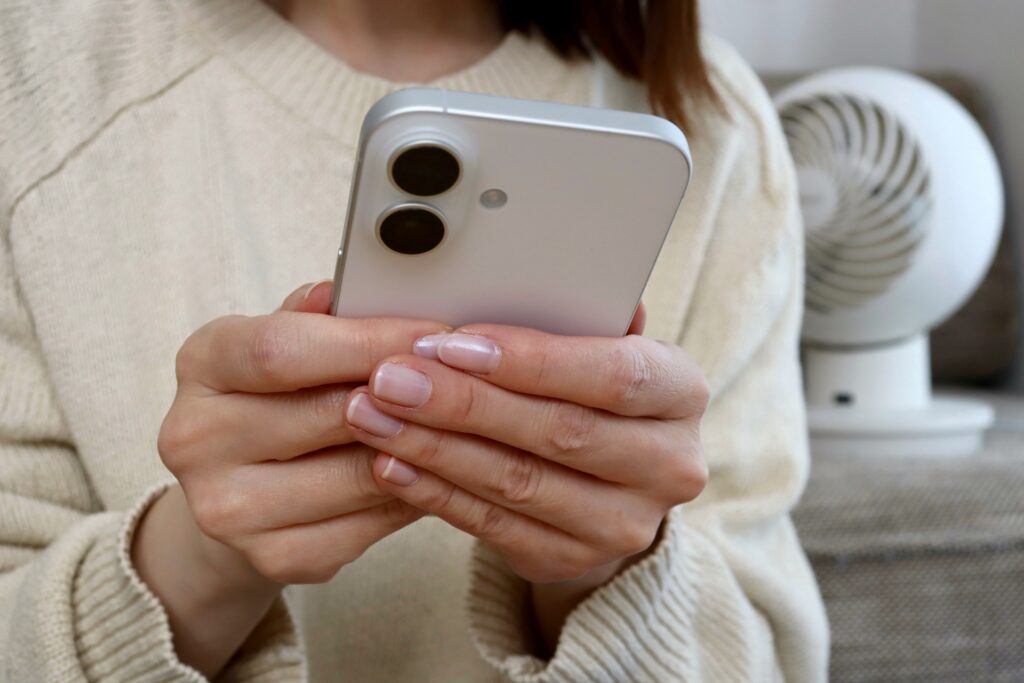 スマホを使用している人