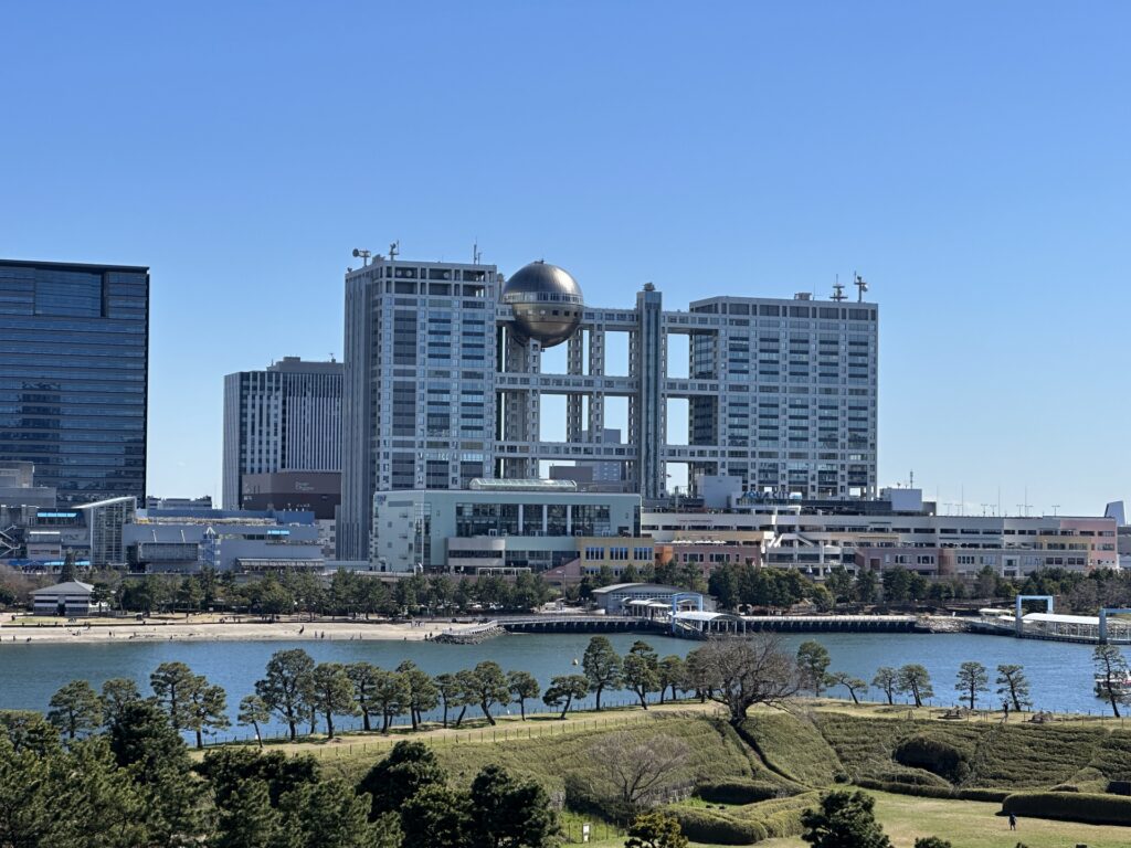フジテレビの外観を撮影した写真