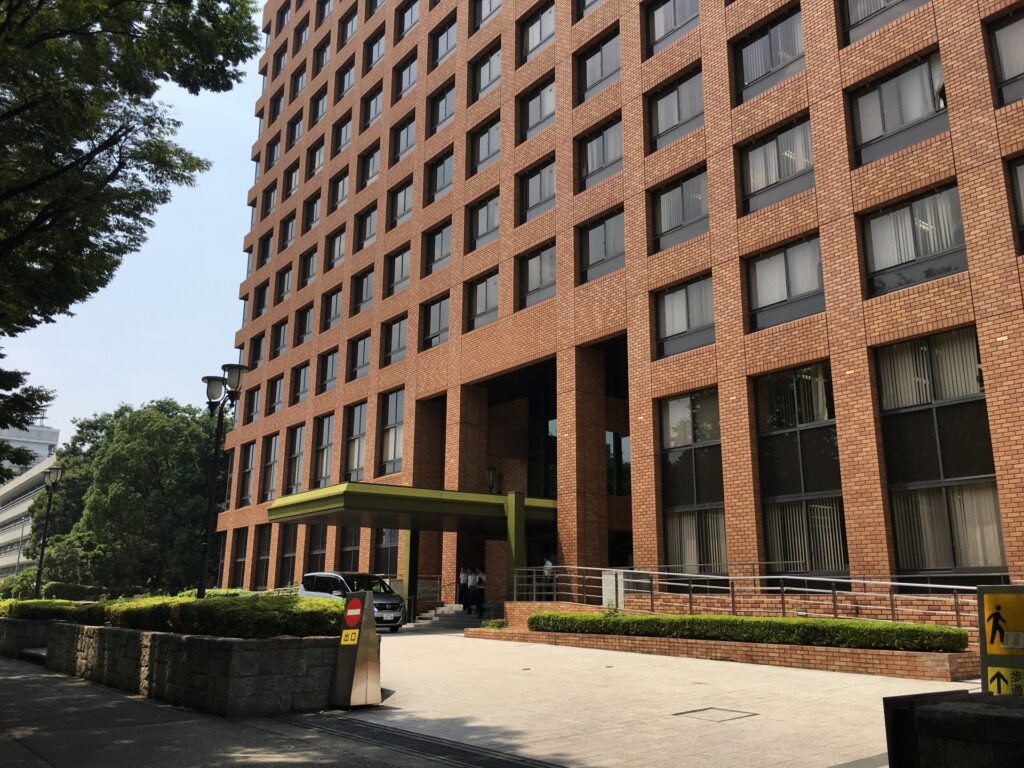 名古屋地裁の外観を撮影した写真