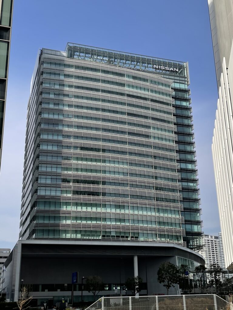 日産自動車本社の外観を撮影した写真