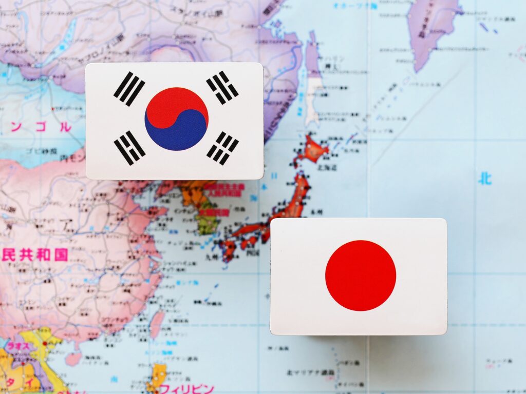 日本と韓国の国旗を撮影した写真