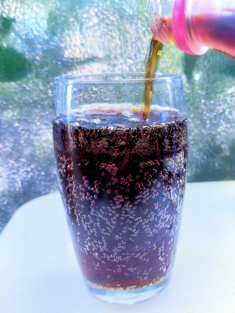 コカ・コーラを飲んでいる人