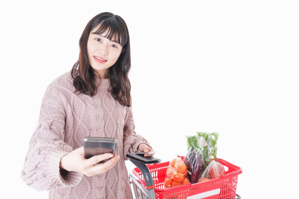 スーパーマーケットで買い物している女性