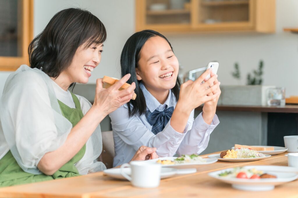 朝ごはんを食べている人
