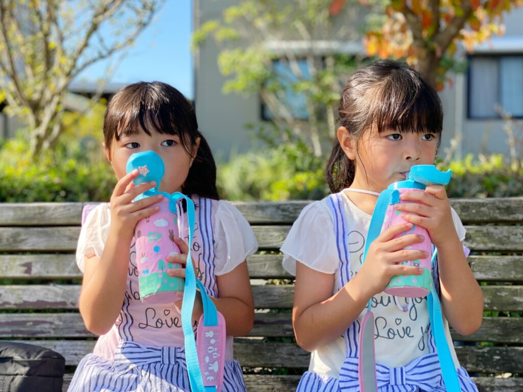 斜めがけで水筒を持参している子ども