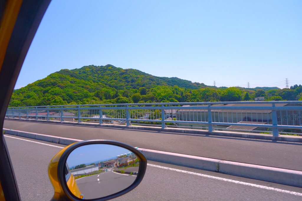 ドライブ中に道の駅で休憩している人