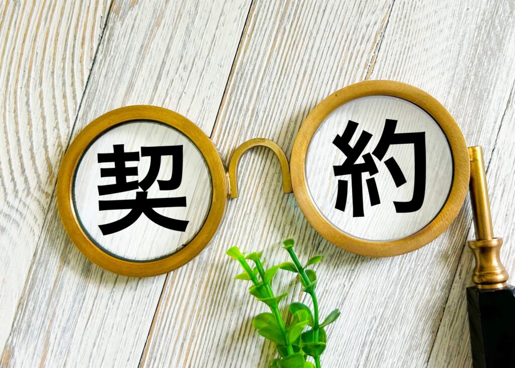 契約を交わしているビジネスマンをイメージした写真