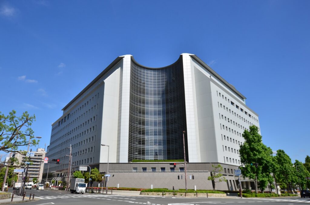 大阪府警本部の外観を撮影した写真