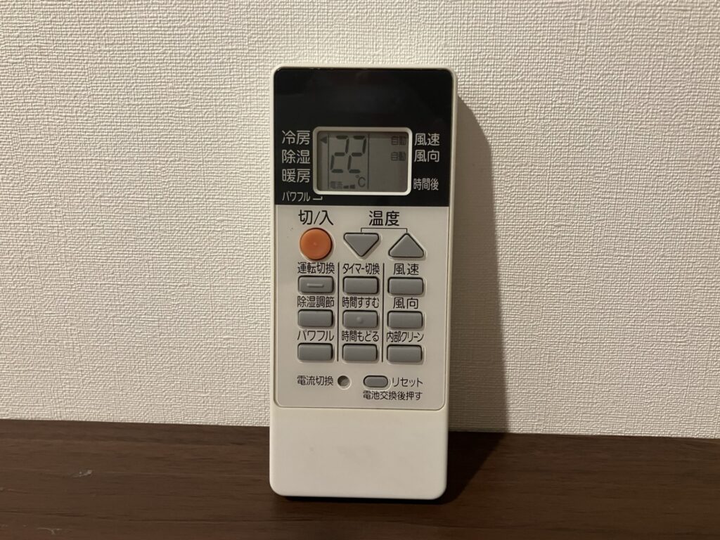 エアコンのリモコンを撮影した写真