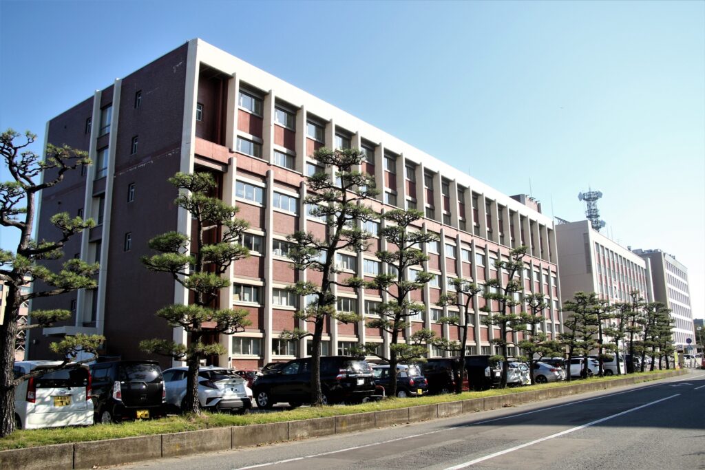 秋田県警の外観を撮影した写真