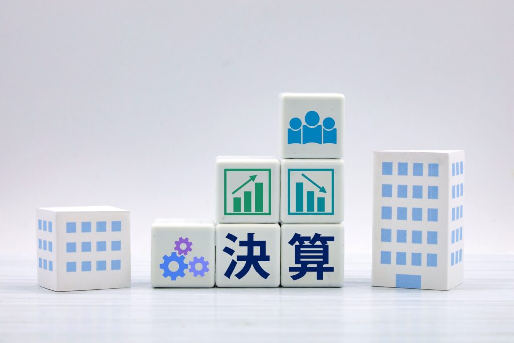 事業の収益をチェックしている経営者