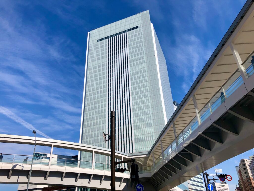 横浜市役所の外観を撮影した写真
