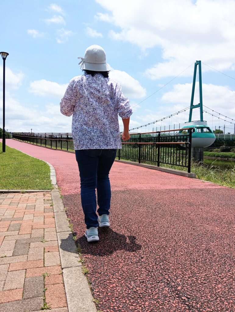 ウォーキングをしている女性を撮影した写真