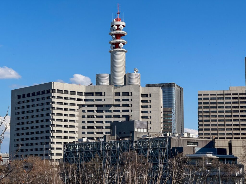 警視庁の外観を撮影した写真